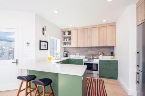 Mountain Luxury at Historic Twin Bricks on South Oak, Brand New Remodel, Steps to Gondola & Main St, townhouse Telluride